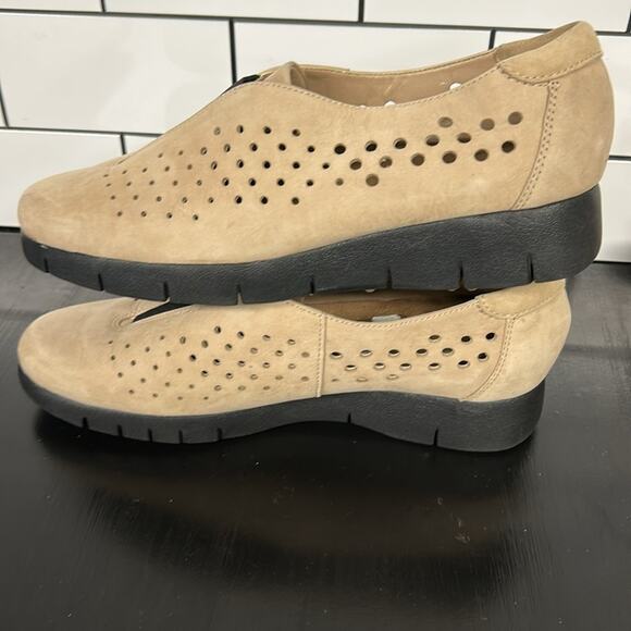 Clarks Women's Medora Gemma Nubuck Perforated Leather Shoes US Size 9M Cream - Picture 4 of 7
